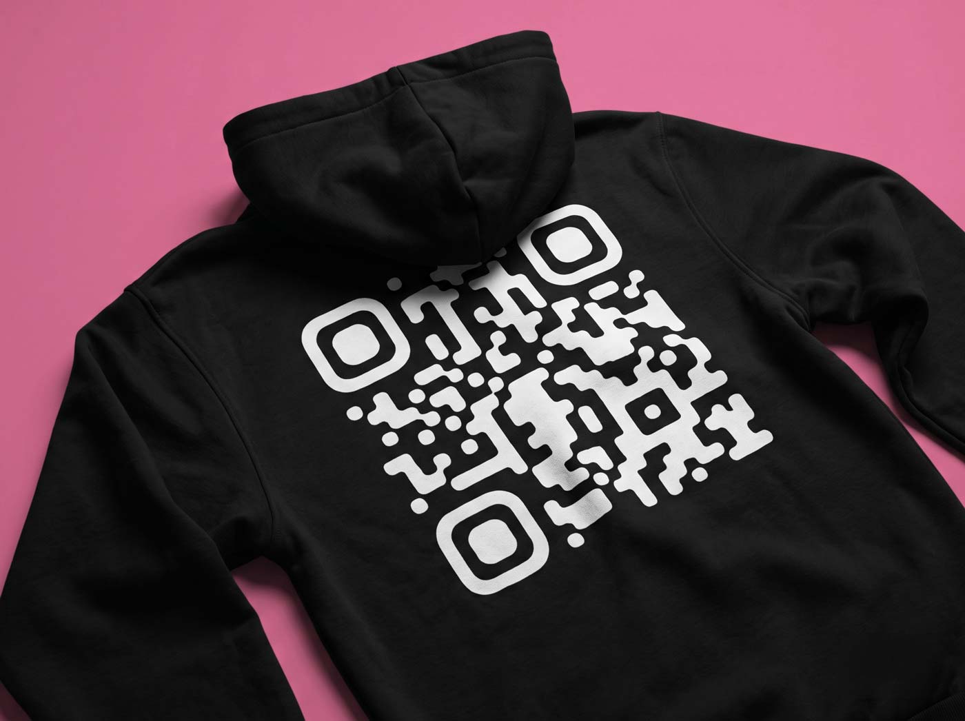 Schwarzer Hoodie mit großem QR-Code-Druck als Textil- und Merchandise-Beispiel