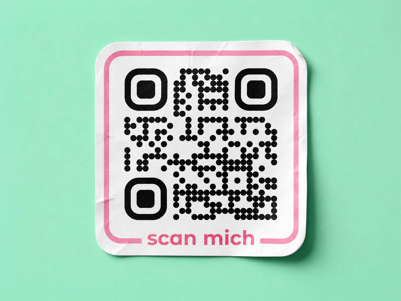 QR-Code Sticker mit pinkem Scan-mich-Hinweis auf mintgrünem Hintergrund